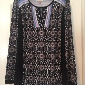 Multicolored long-sleeved blouse.